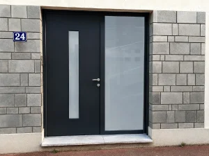 Installation d'une porte d'entrée en aluminium à Lens par l'Expert Menuisier.