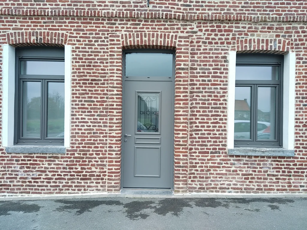 Installation porte d'entrée en alu à Douai 59500 par L'Expert Menuisier