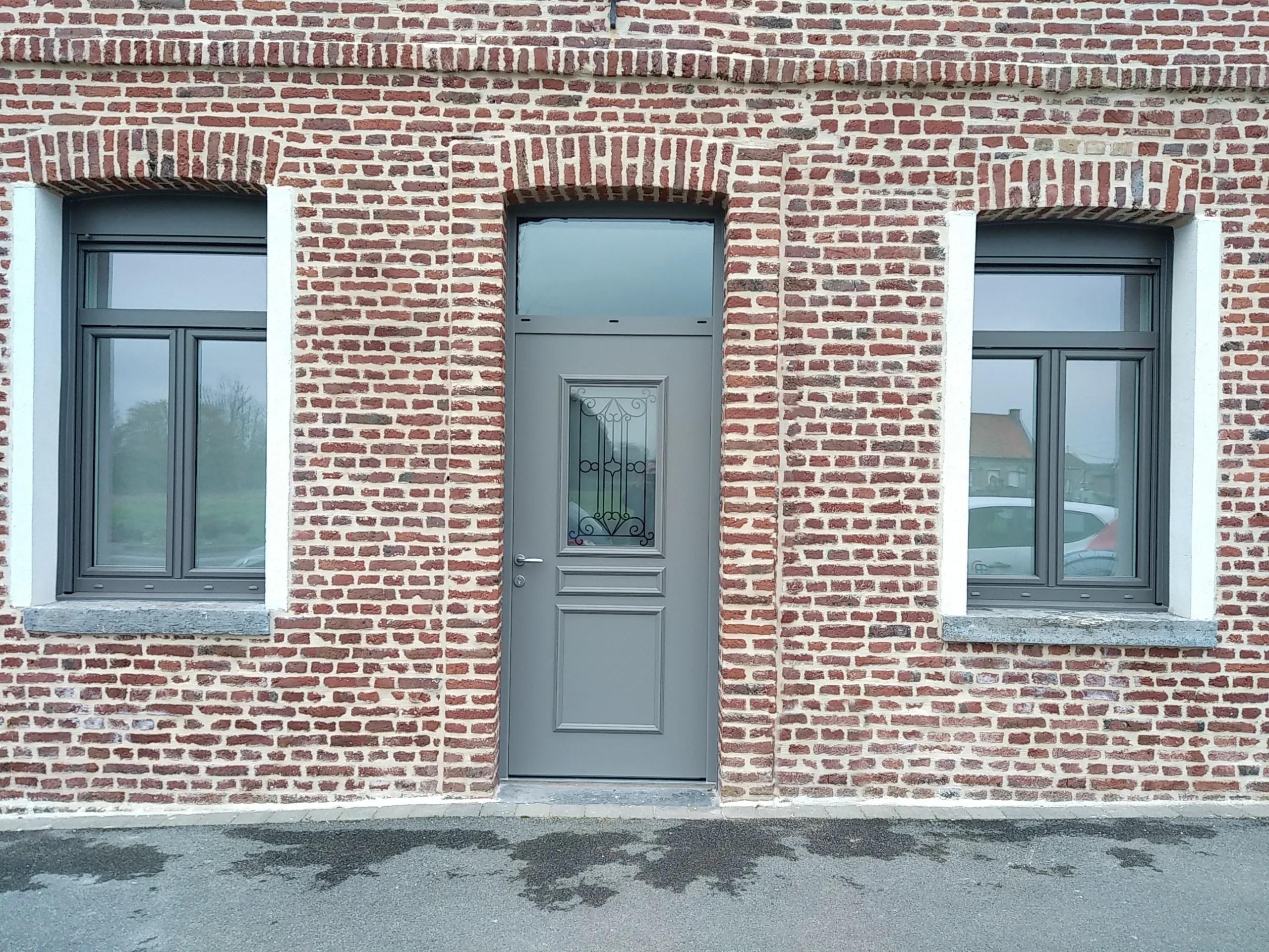 Installation porte d'entrée en alu à Douai 59500 par L'Expert Menuisier