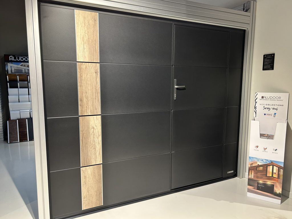 voir une porte de garage en situation dans un showroom à Lens